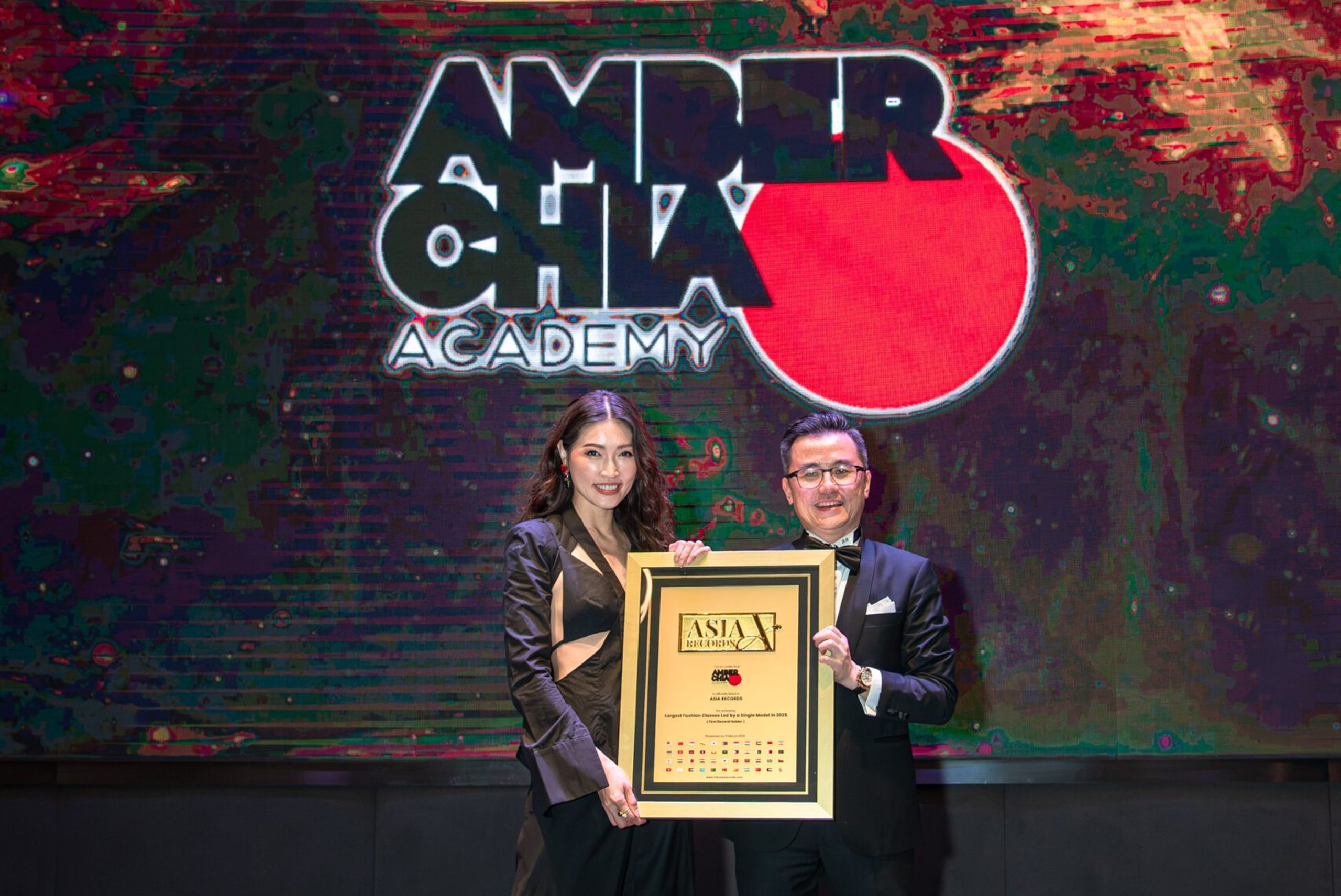 谢丽萍模特学院（Amber Chia Academy）荣获亚洲纪录认证 —— 荣膺"2025年单一模特领衔最大规模时尚课程"殊荣（首位纪录保持者）
