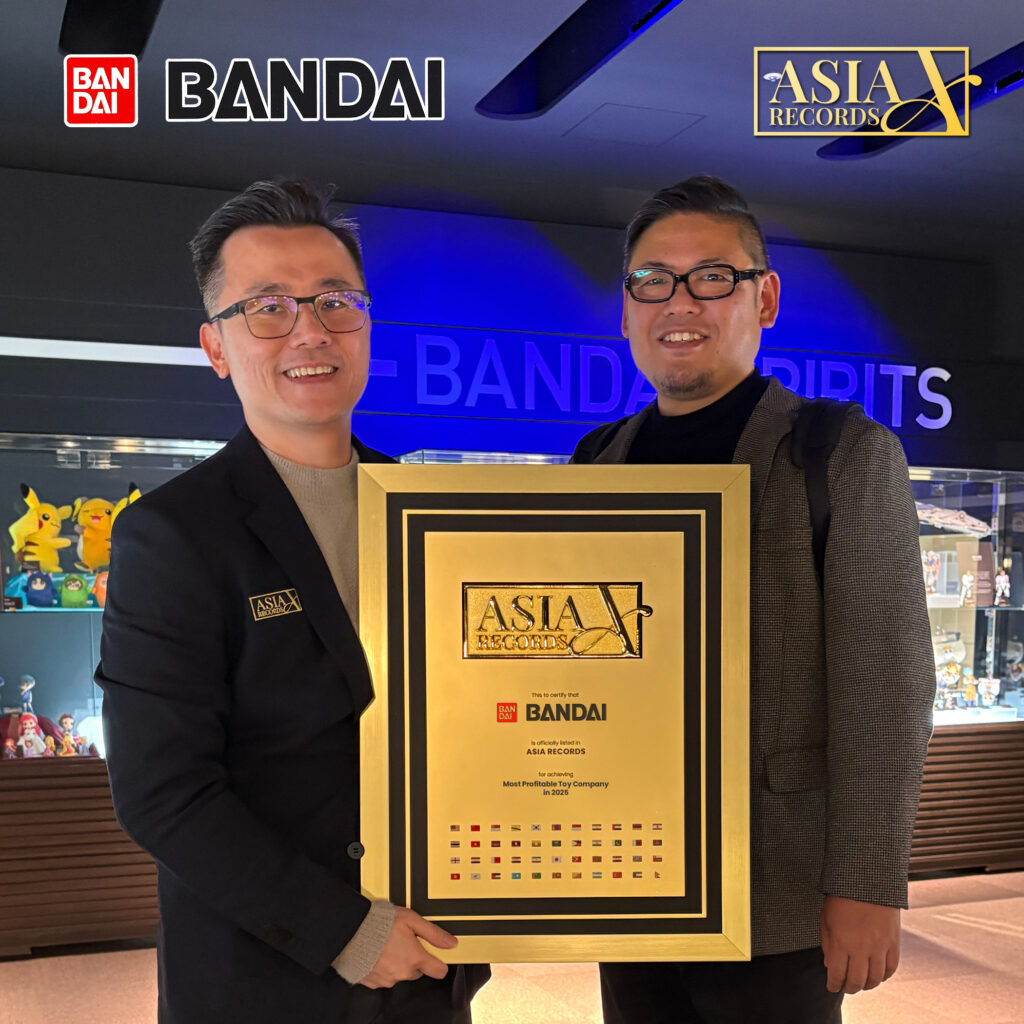 The official adjudicators from Asia Record presenting Most Profitable Toy Company in 2025