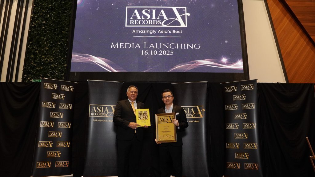 Advisor, Tunku Fauzi Tunku Abdul and Dato KK Chua on stage with Asia Record cert and book on stage with date 16 october 2025