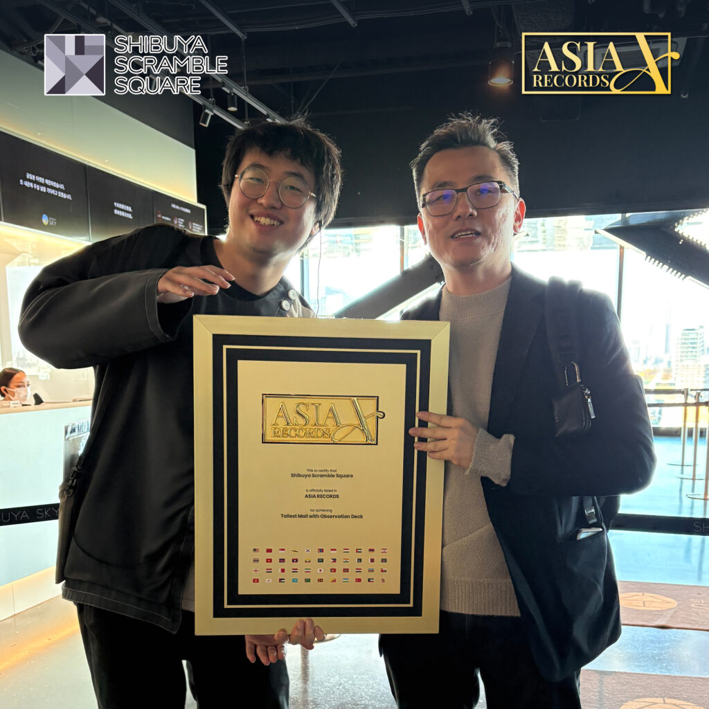 The official adjudicators from Asia Record presenting Tallest Mall with Observation Deck