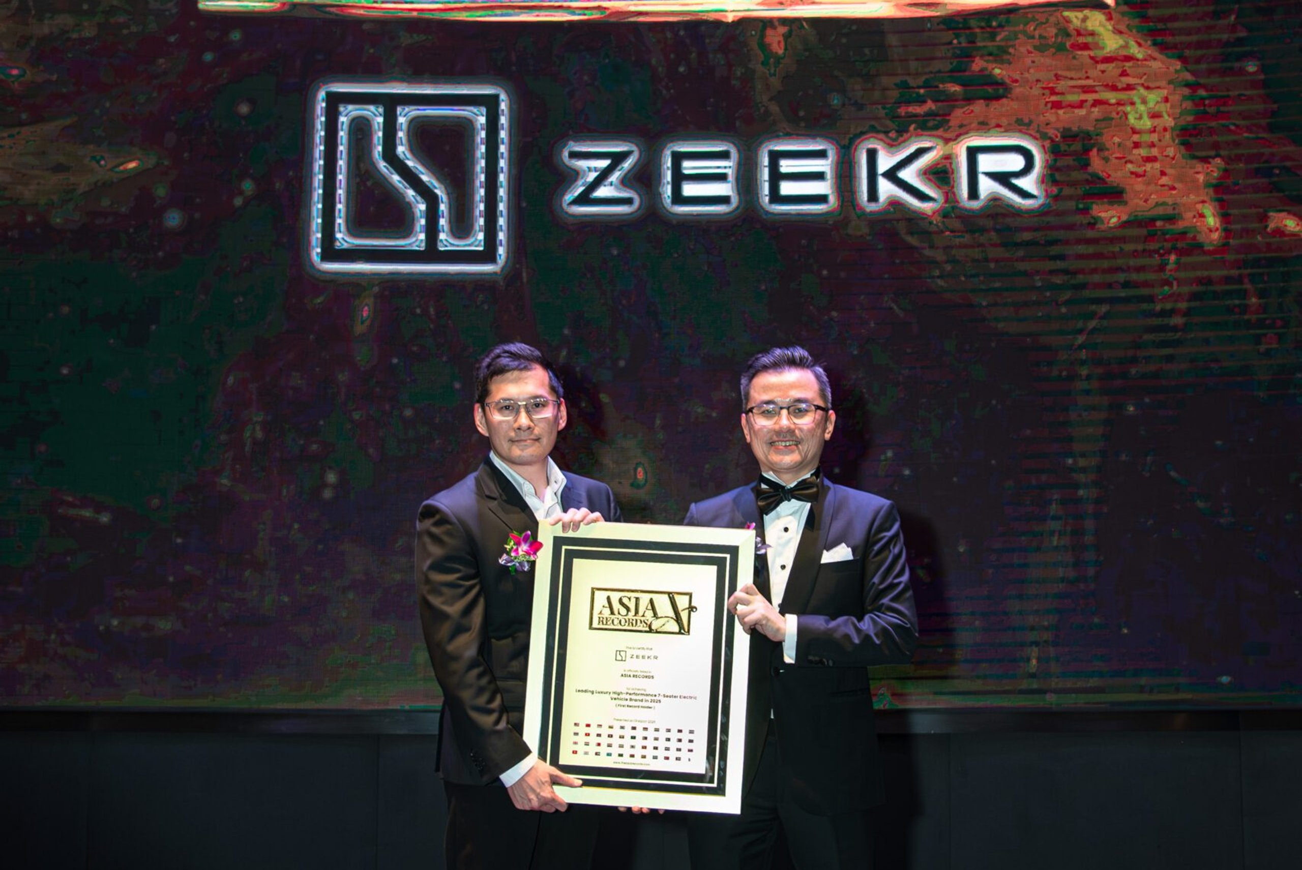 极氪（Zeekr）荣获亚洲纪录认证 —— 荣膺"2025年豪华高性能7座电动车领先品牌"殊荣