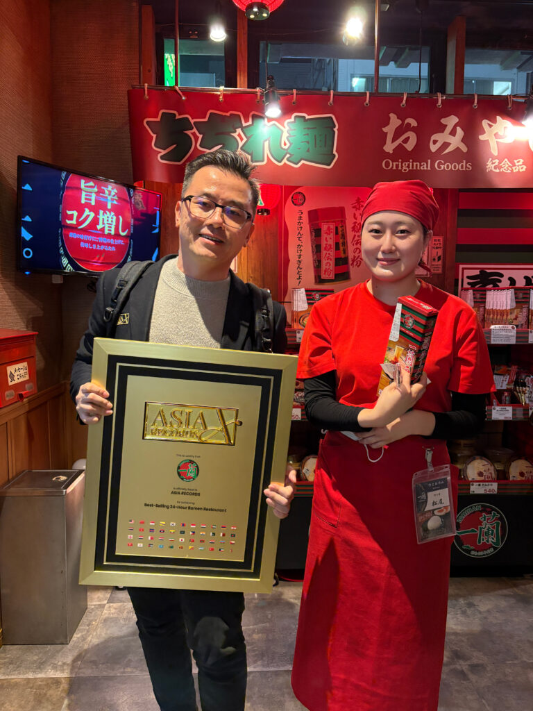 The official adjudicators from The Asia Records presenting Best-Selling 24-Hour Ramen Restaurant