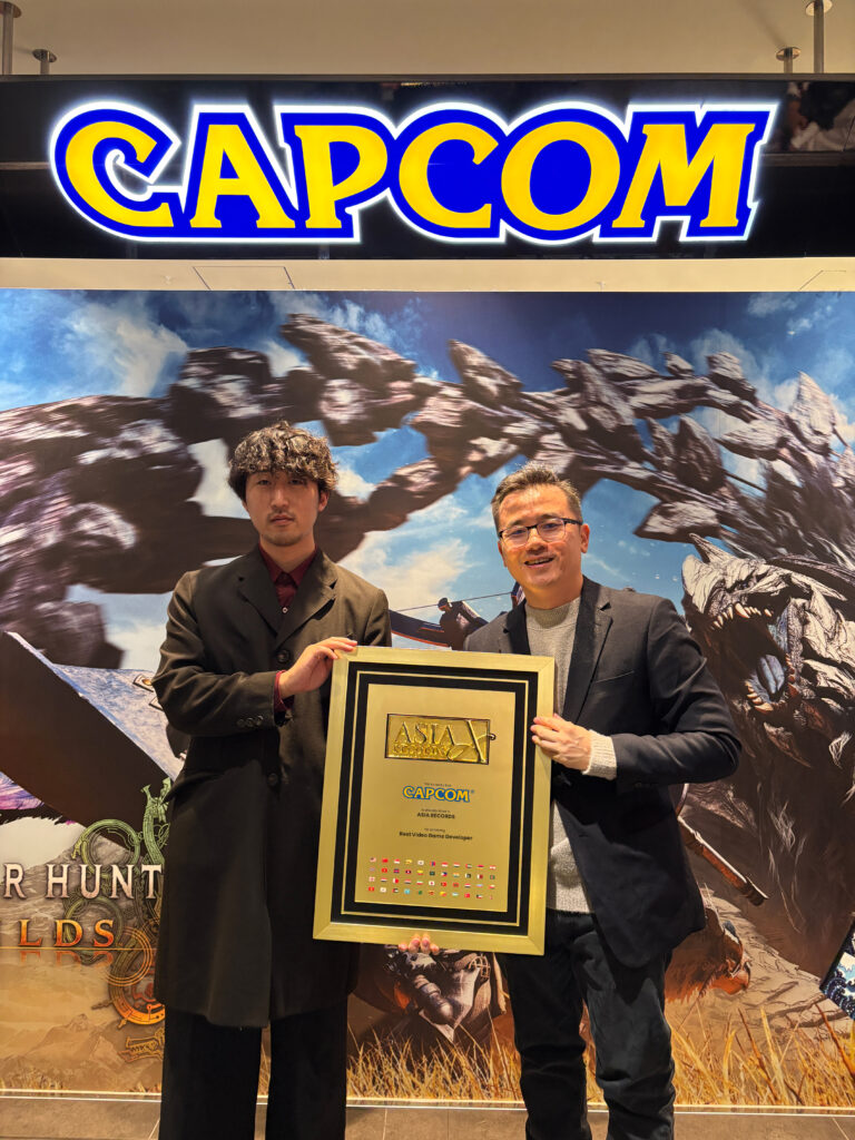 The official adjudicators from The Asia Records presenting The Best Gaming Developer