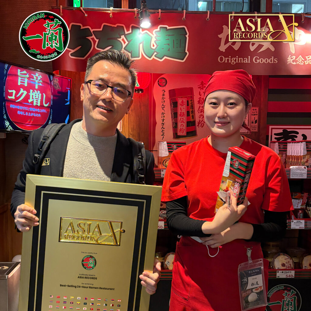 The official adjudicators from The Asia Records presenting Best-Selling 24-Hour Ramen Restaurant