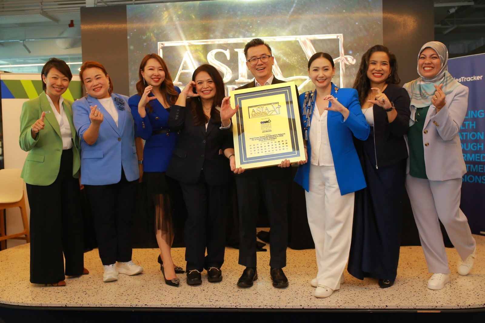 CSUN 领导团队与 Dato KK Chua 在台上手持 Asia Record 亚洲纪录证书庆祝