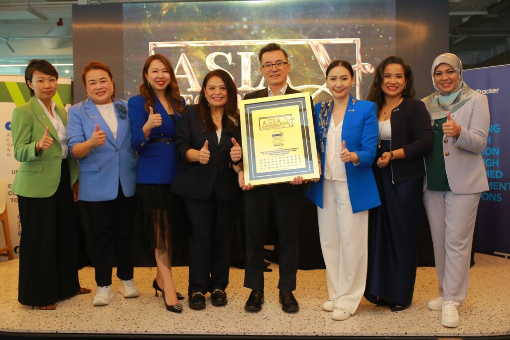 CSUN leaders and Dato KK Chua with the Asia Record certificate for Most Cross-Sector Collaboration Network for a Sustainability Initiative